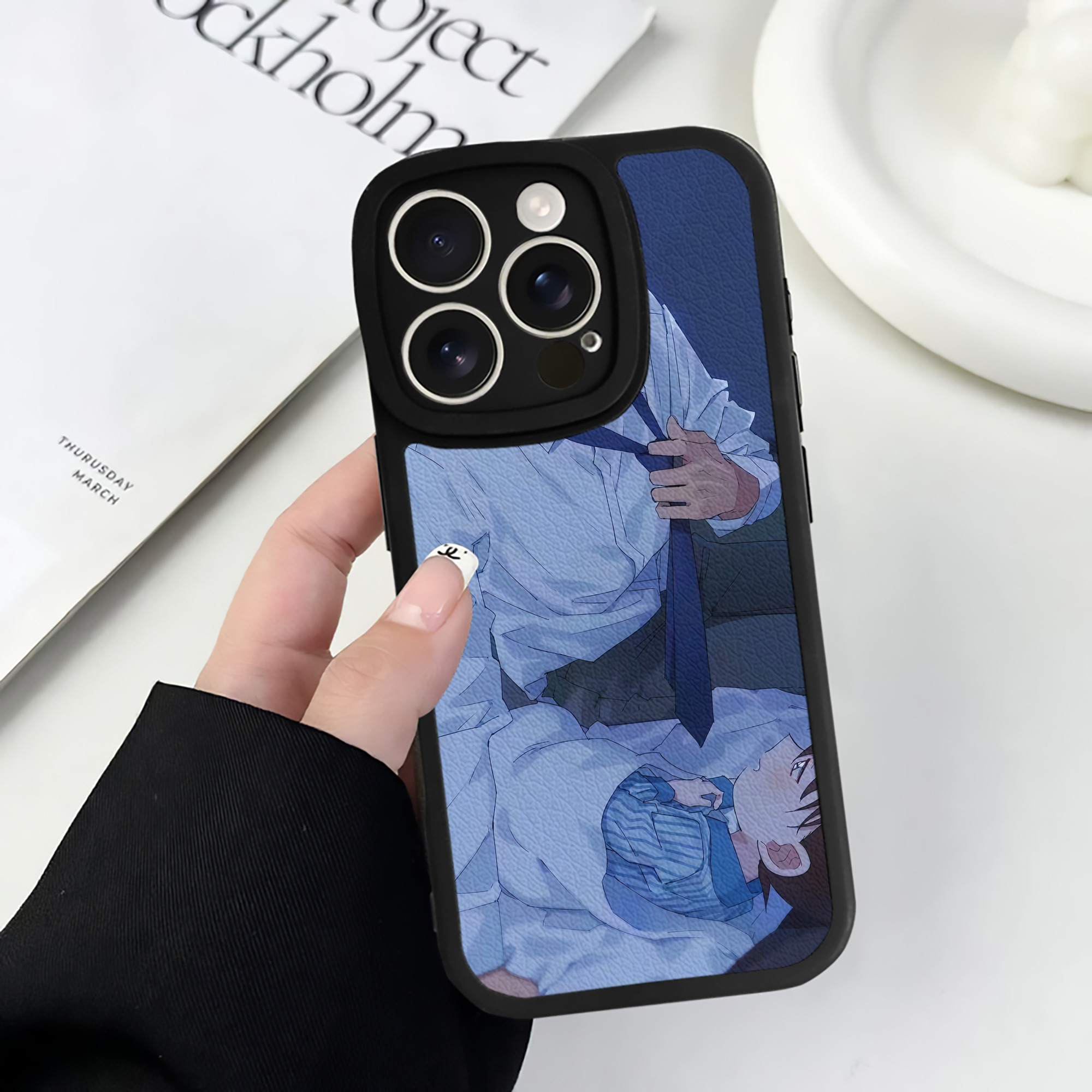 （画像用） 名探偵コナン Detective Conan 【iPhone 16シリーズ対応】シリコンスマホケース（レザー調） 材質：シリコン